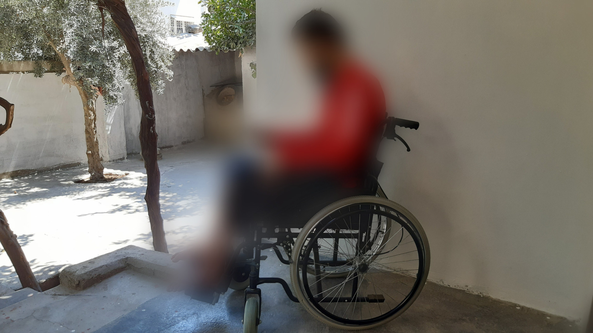 شاب مصاب بالشلل يحتاج المساعدة