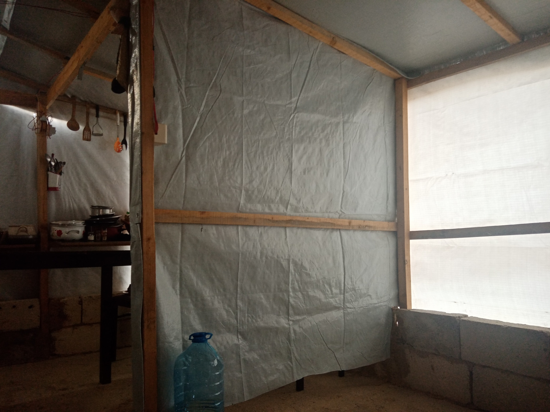 Nadya and her daughter live in miserable conditions