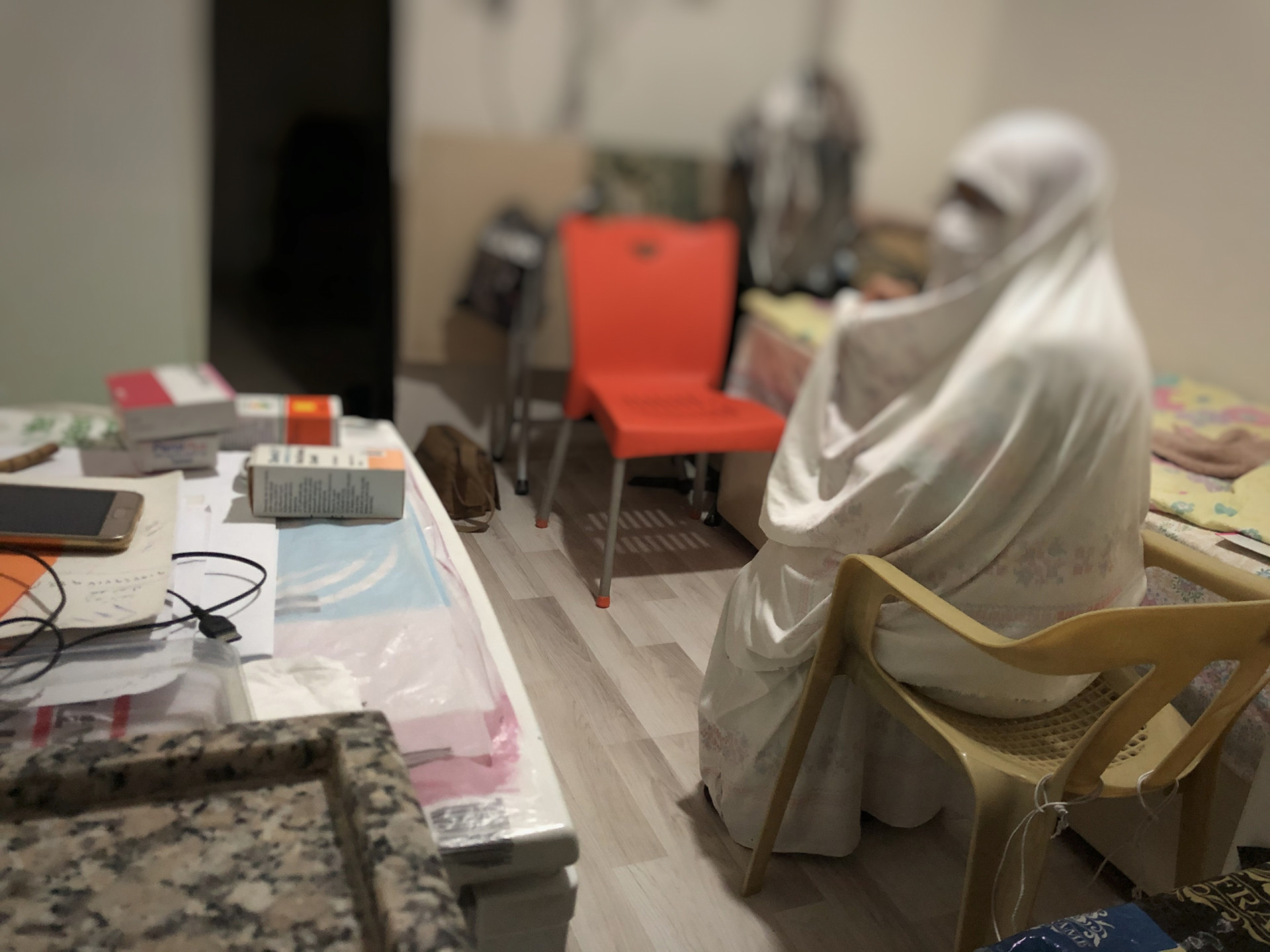 الخالة أميرة، بقيت وحيدة في غربتها، وهي بحاجة لمساعدتنا في تأمين احتياجاتها وأدويتها