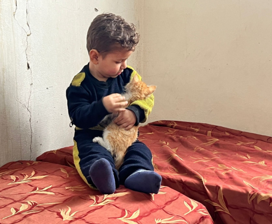 أبٌ أرهقته قسوة المعيشة ومعاناة صغيره!