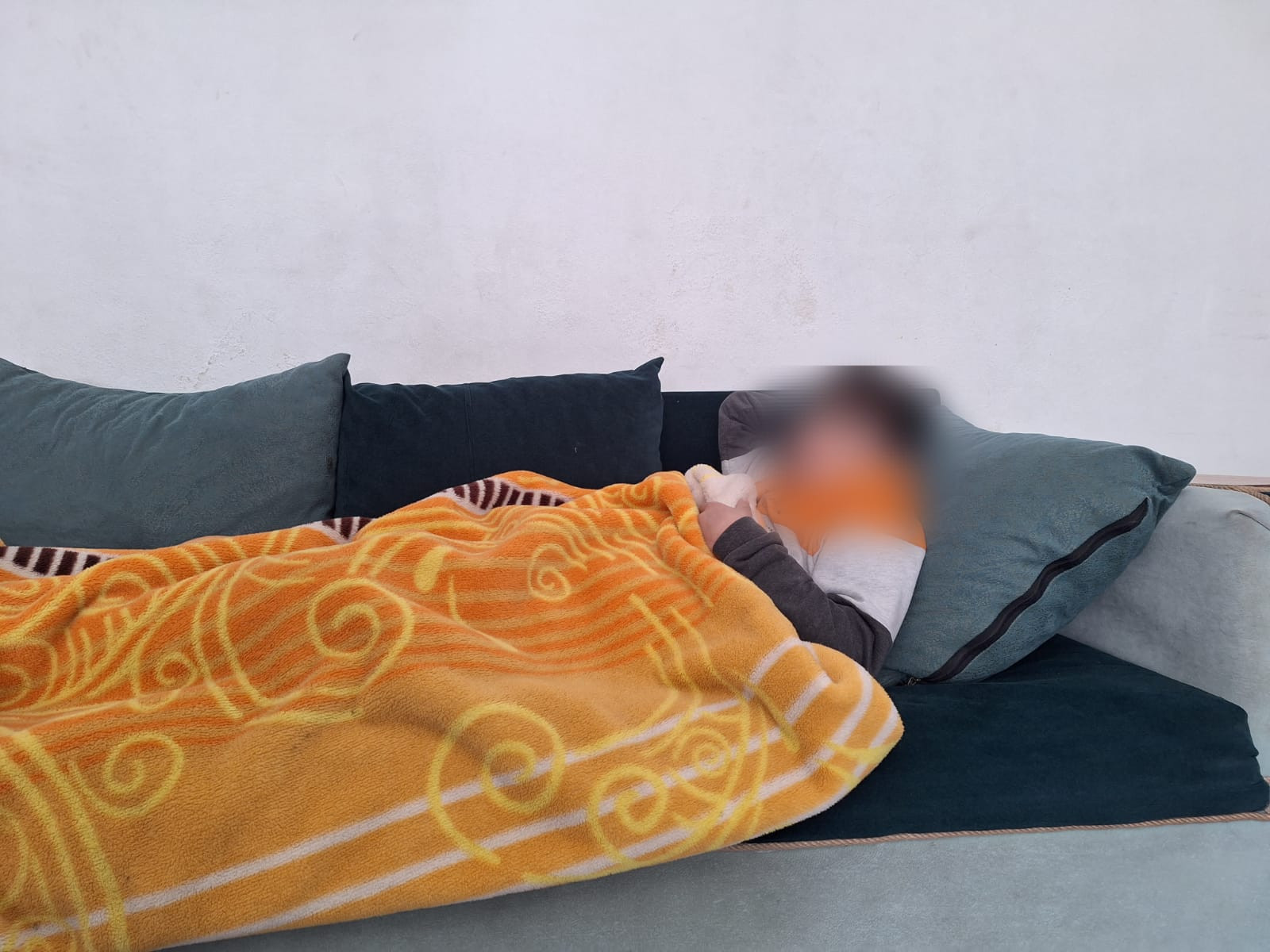 Young Hossam lives with several diseases and is unable to continue treatment, so let us be by his side.