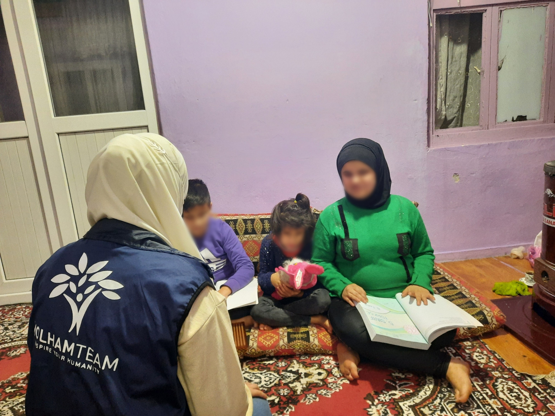 الخالة نادية مع أطفالها الأيتام فاقدي البصر، مهددون بالطرد من المنزل والبقاء دون مأوى!