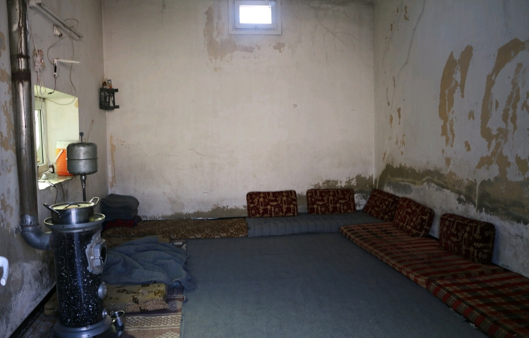 A mother with her sick husband and her 5 children need your support