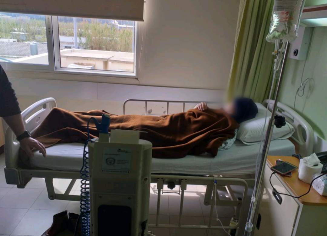 Une jeune fille pleure à cause de la douleur de la vésicule biliaire!
