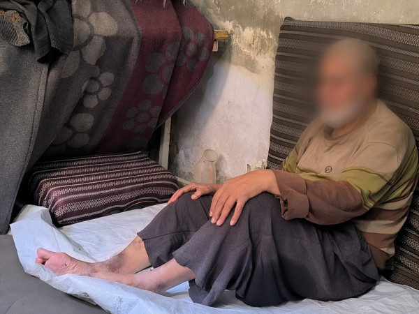 تهجير ومرض يثقلان كاهل أسرة كاملة