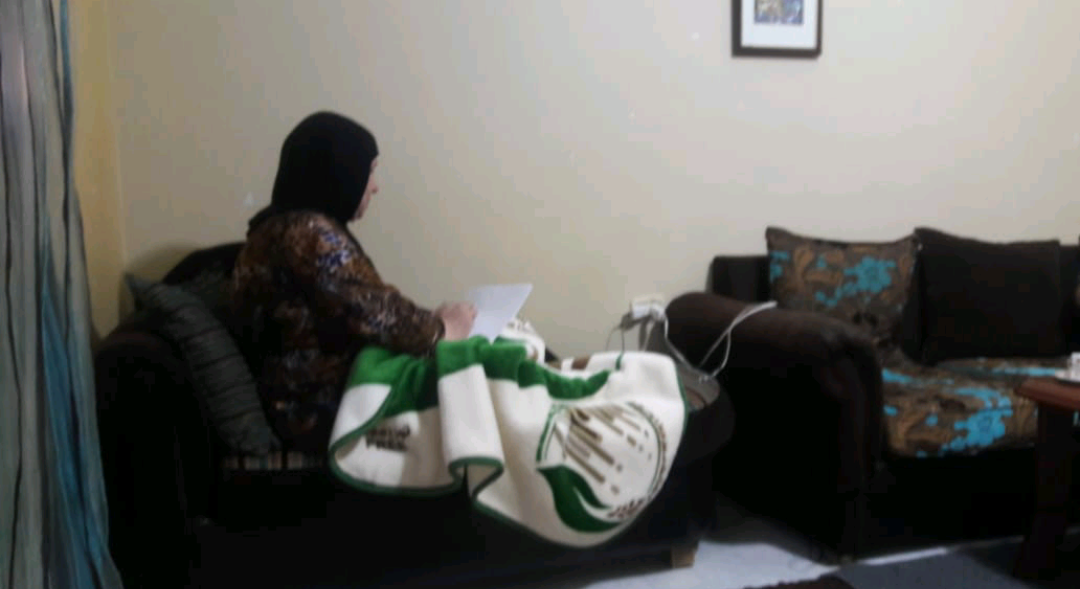 امرأة مُسنّة لاجئة ومريضة بحاجة للبدء بعلاجها