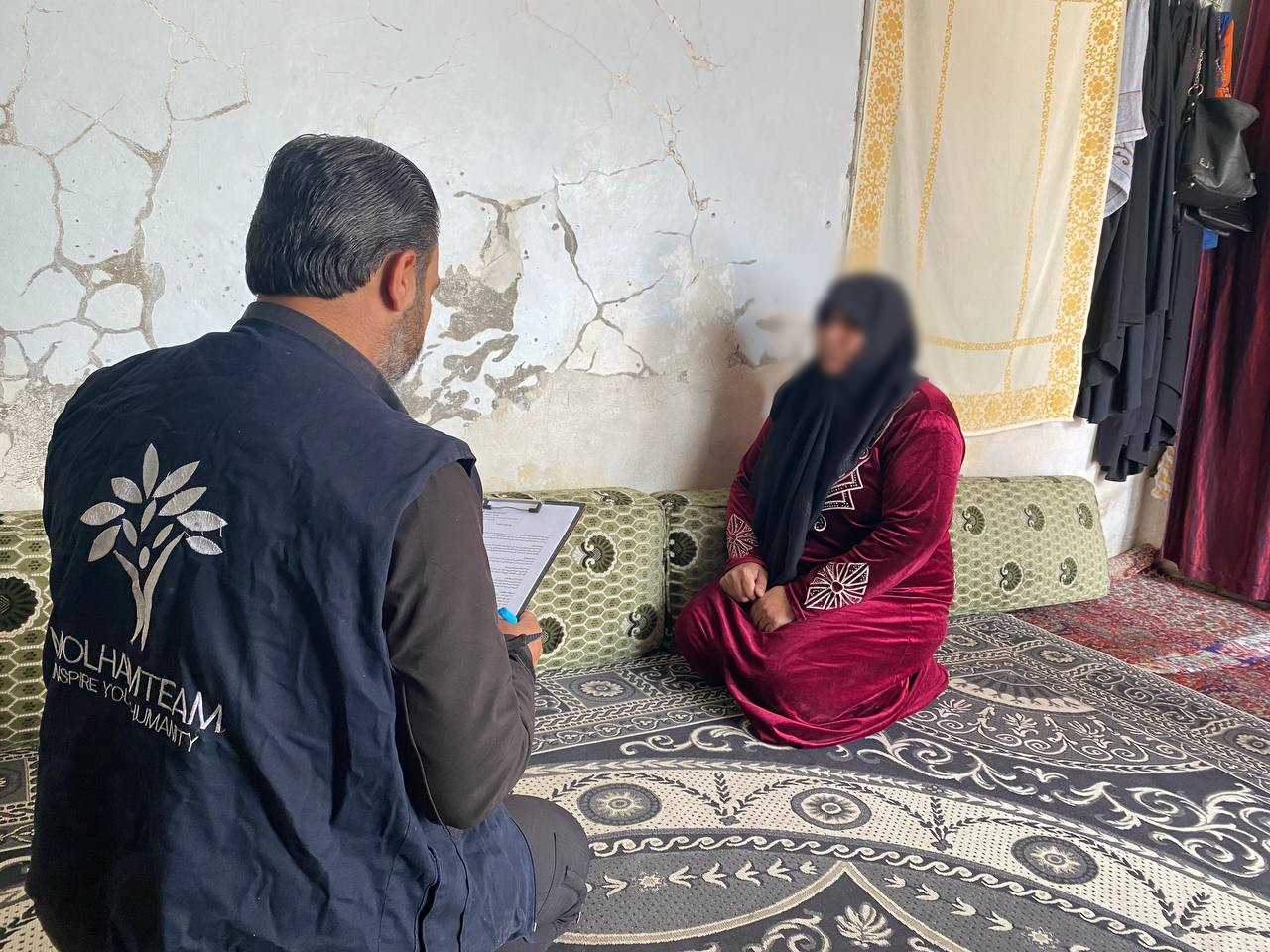 Roaa lives with her children in difficult living conditions.