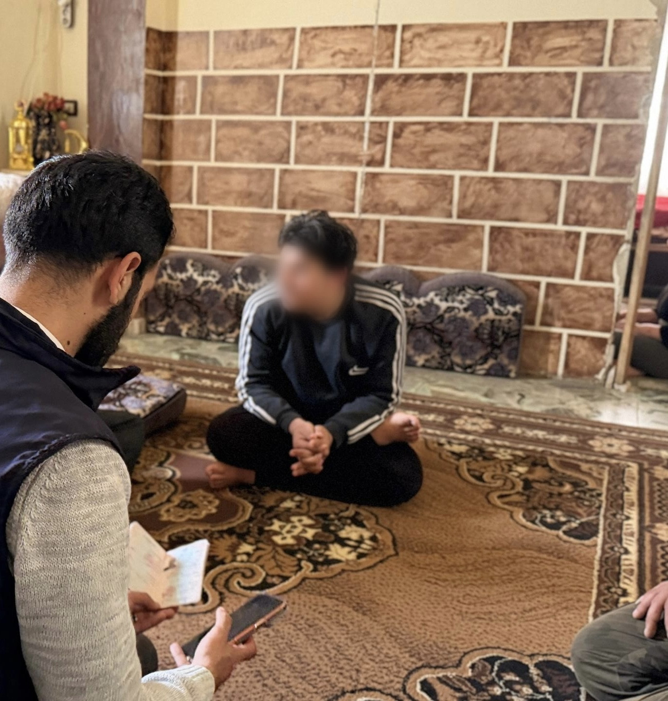 أعباء ثقيلة على أبٍ مريض