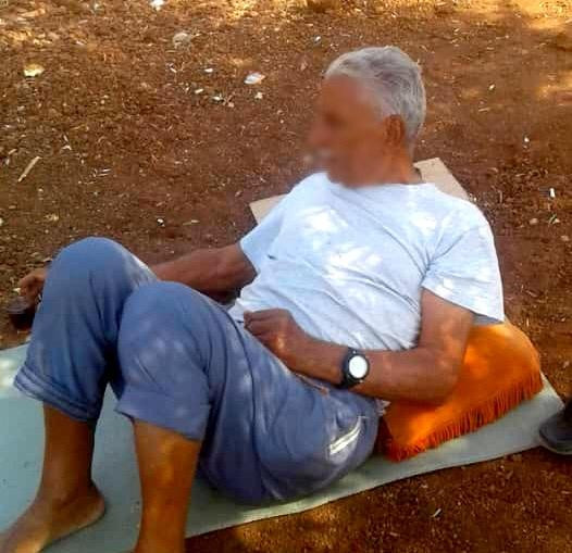 الحاج محمد بحاجة بسماعات للأذن.