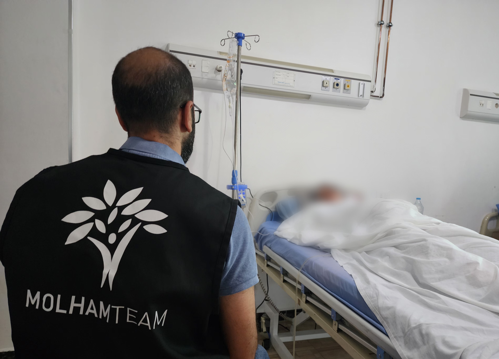 In her seventh month of pregnancy, she experienced a health issue and urgently needs to have an ovary removed to save both her's and her baby's lives