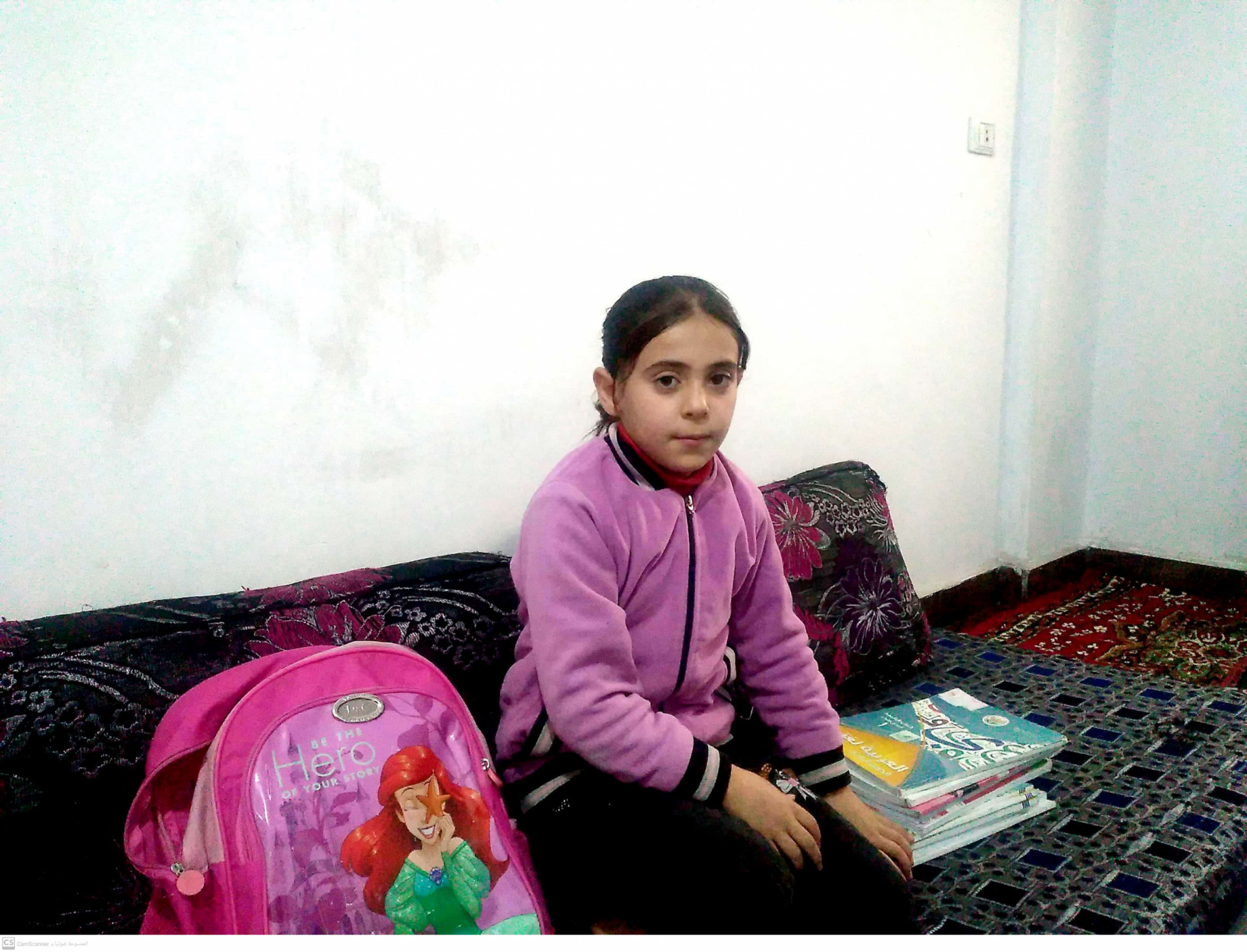 علا طفلة يتيمة فقدت والدها