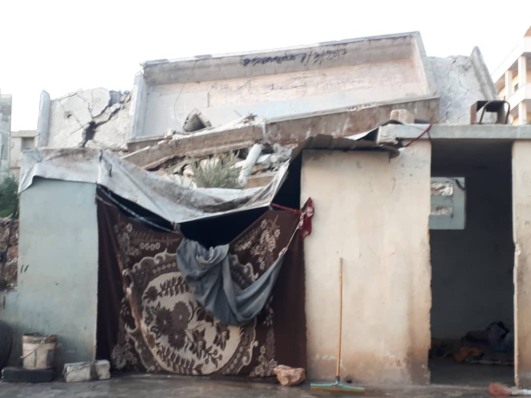 ثمانية أفراد يعيشون بلا سقف بجانب مكب نفايات