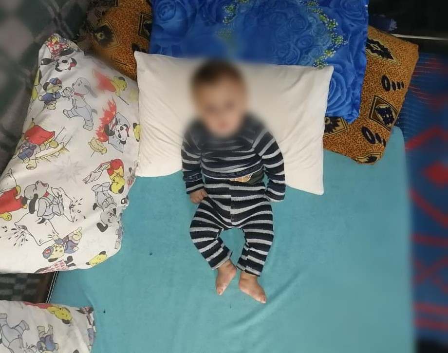 طفل بعمر السنة ونصف حياته متوقفة على عملية