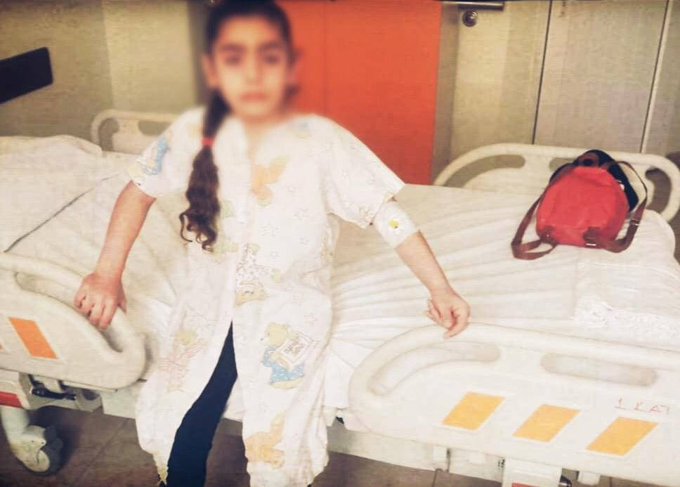 A girl has severe burns needs urgent help