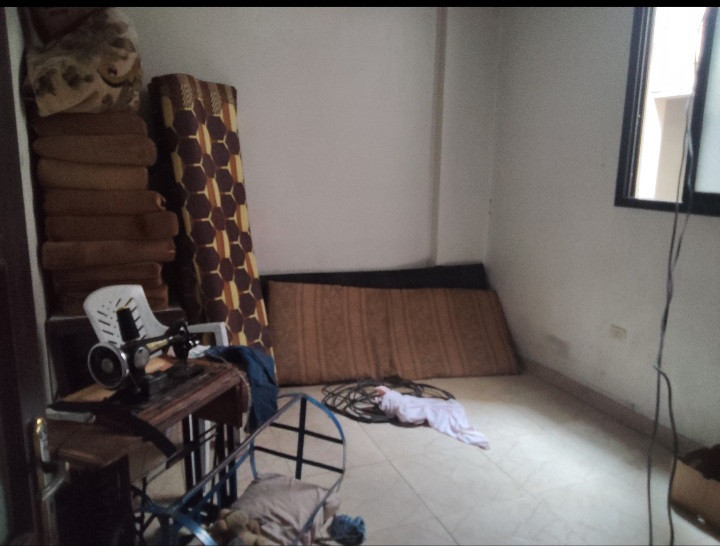 أبٌ يقاوم بين الجدران المتعبة