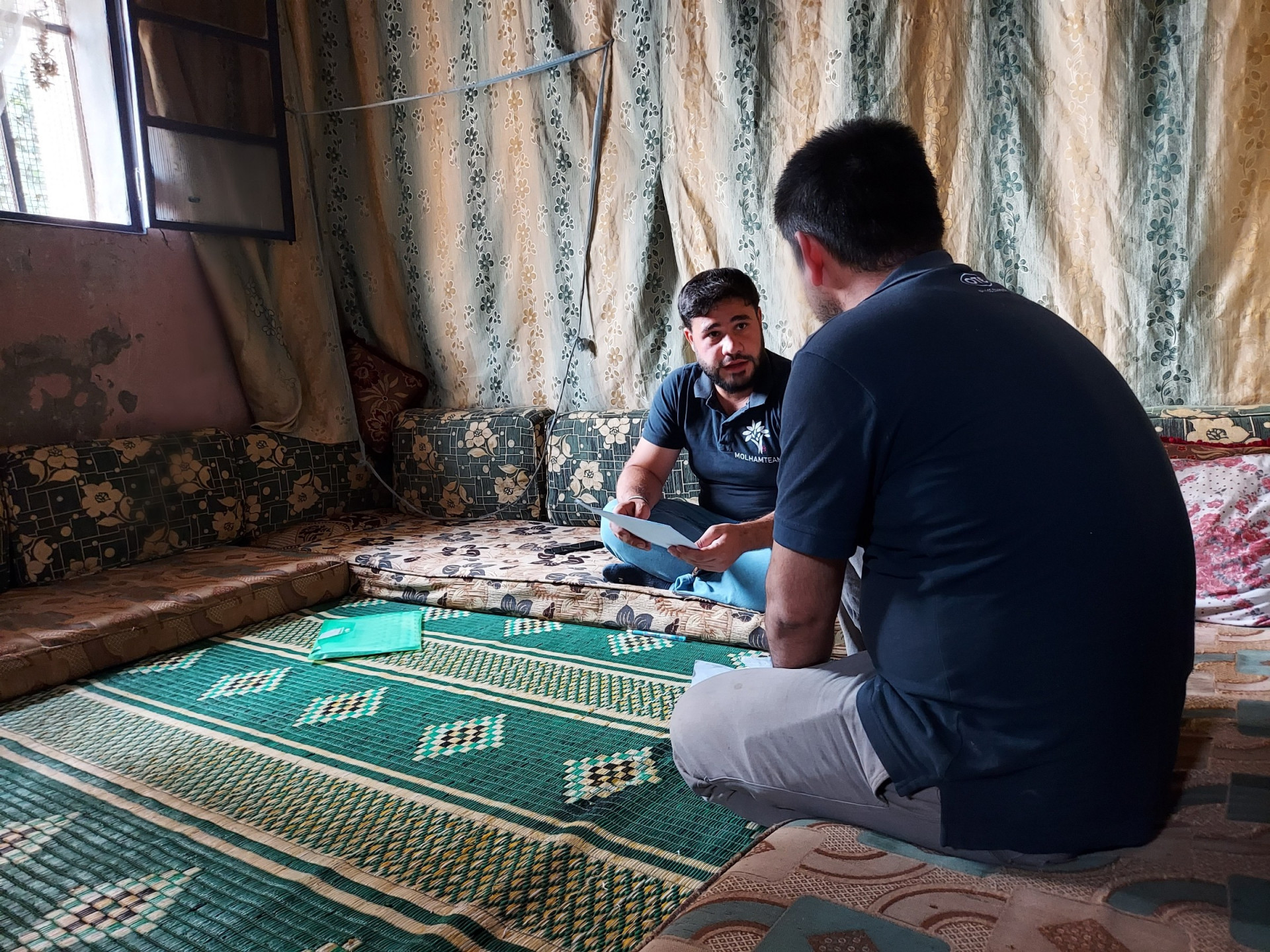 يعاني من ضعف بصر شديد يؤثر على عمله ونفسيته بشكل كبير جداً وبحاجة عملية!