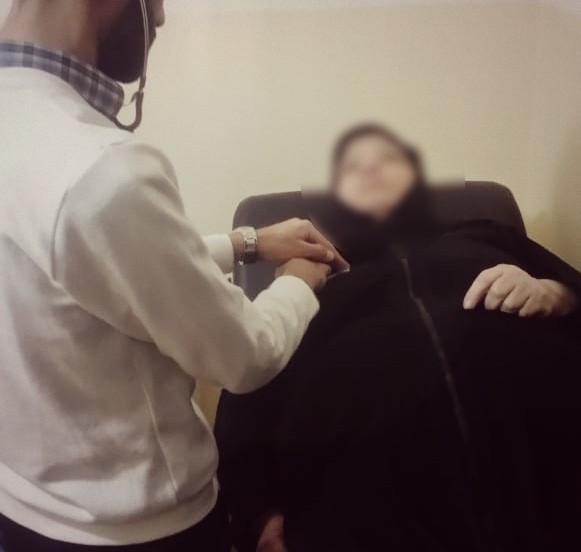 امرأة تعاني من مشاكل في الصدر والقلب
