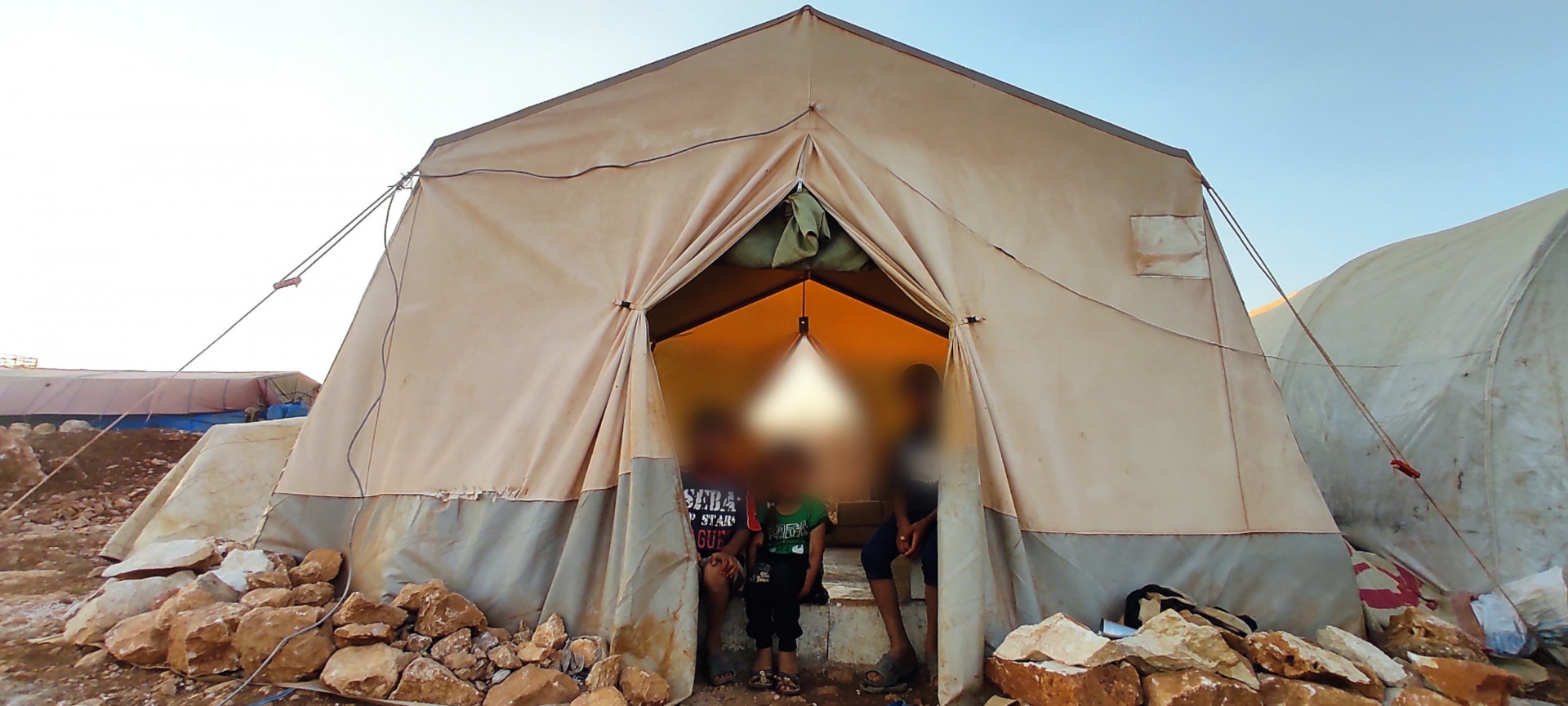 عمار مصاب بالشلل النصفي ويعيش في خيمة وعائلته بحاجة مساعدة إنسانية