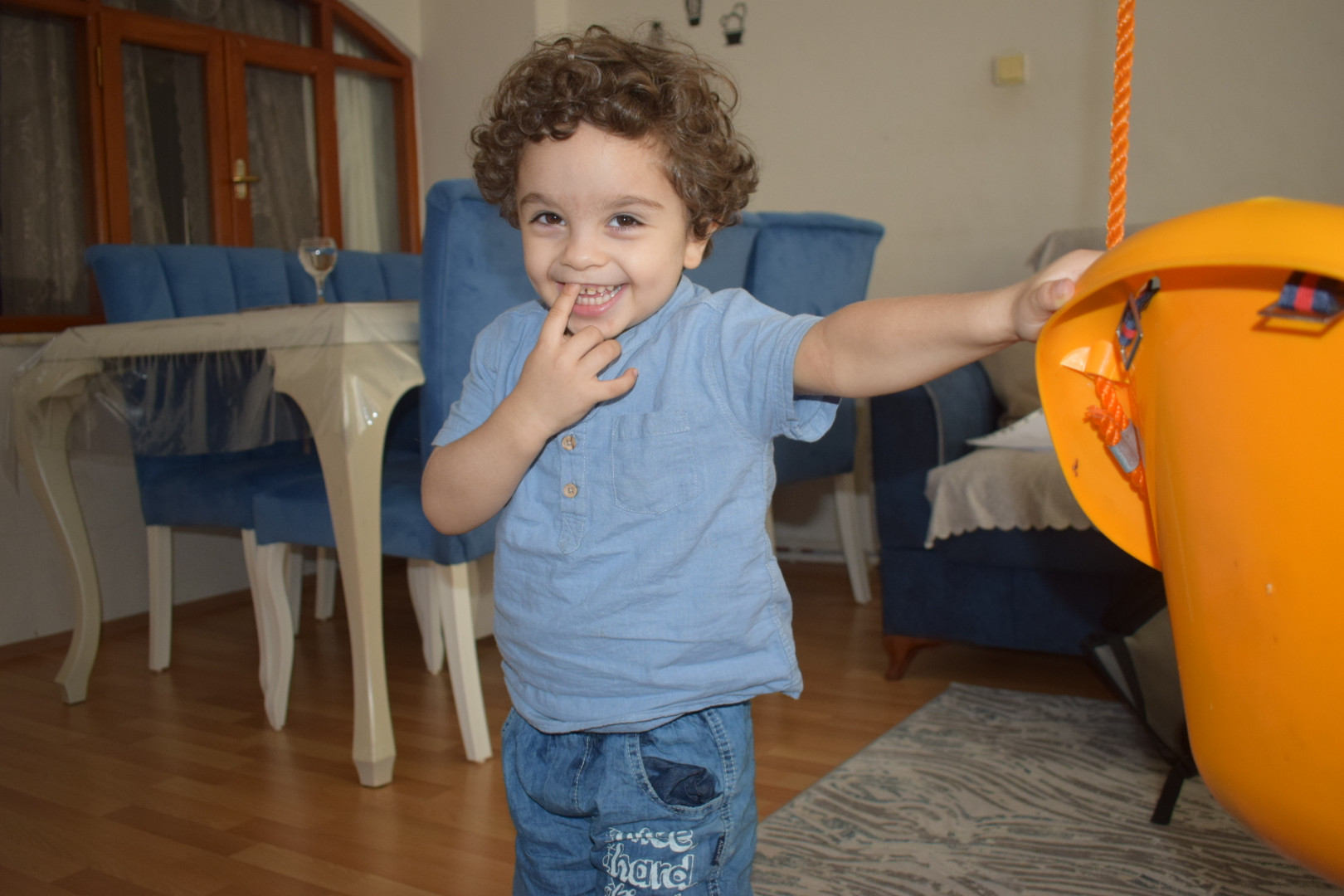 كرم طفل يتيم بلا معيل