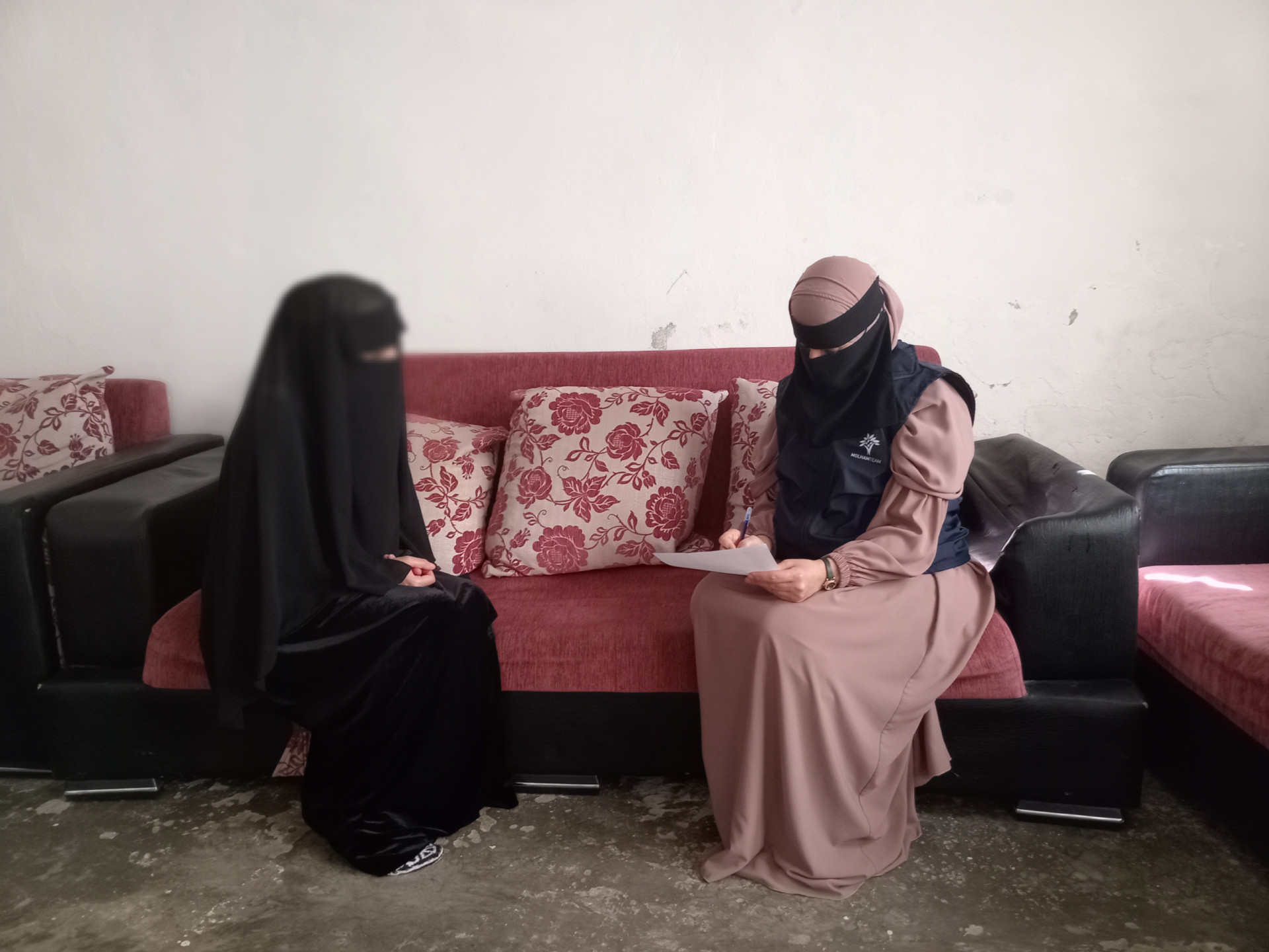 أمّ تقف وحيدة