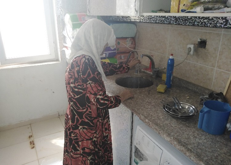 سيدة تعاني من سرطان الأمعاء