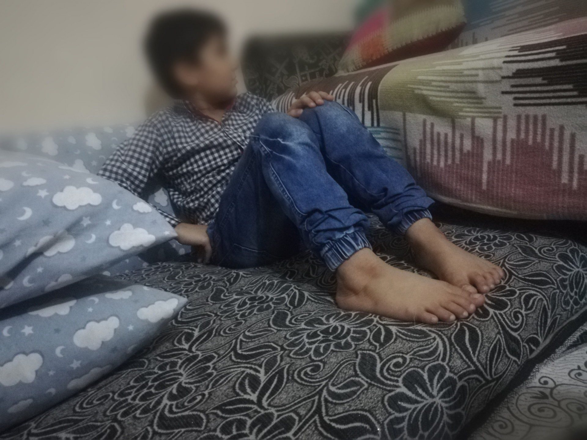 طفل بحاجة حذاء طبي