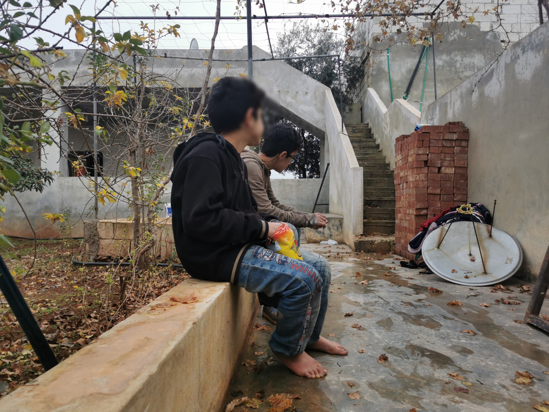 They are 6 children live with no sponsor !