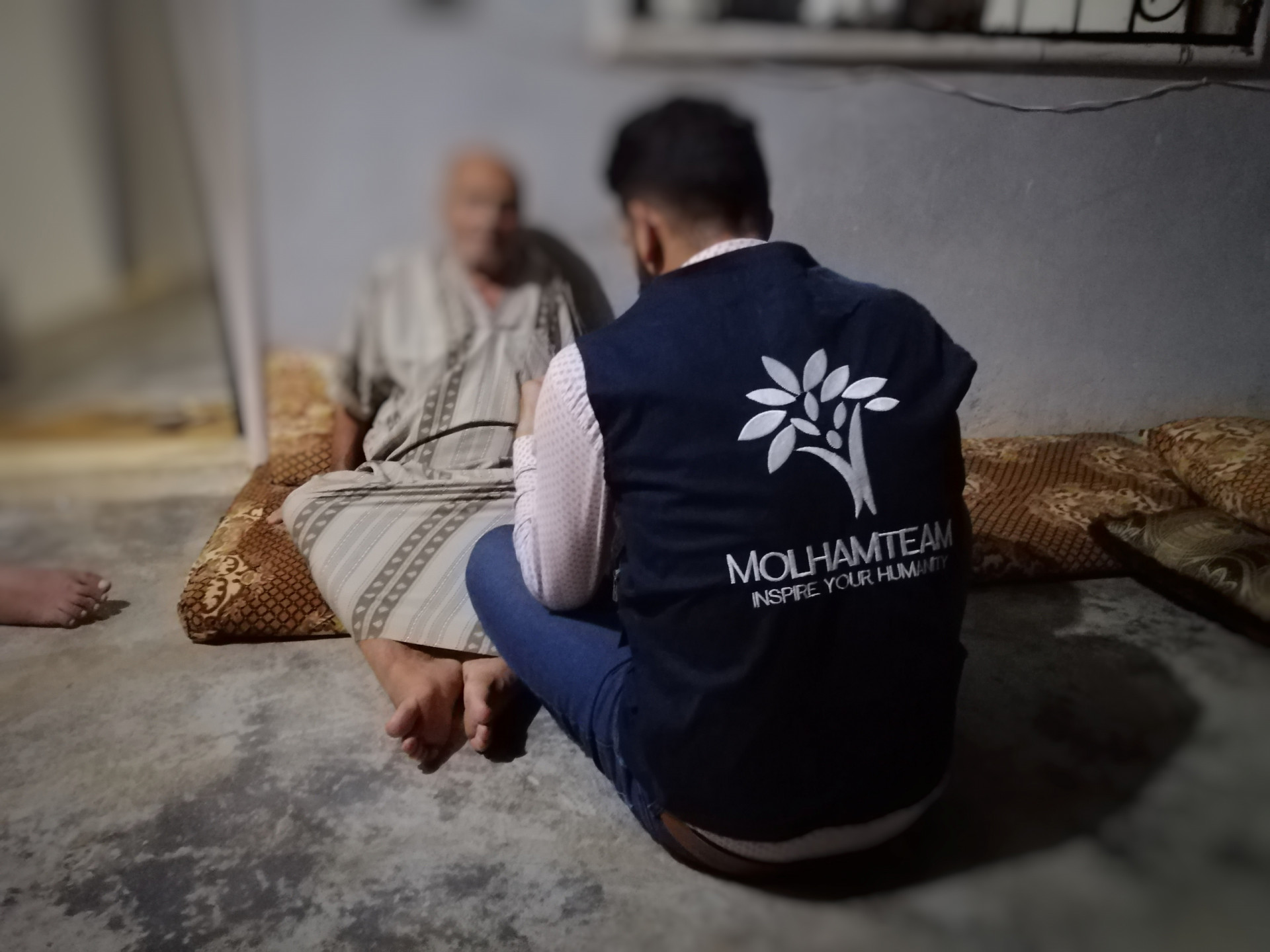 العم ممدوح يعاني من وجود ماء بيضاء في العين، وهو بحاجة لعمل جراحي لسحب الماء وزرع عدسة بأقصى سرعة
