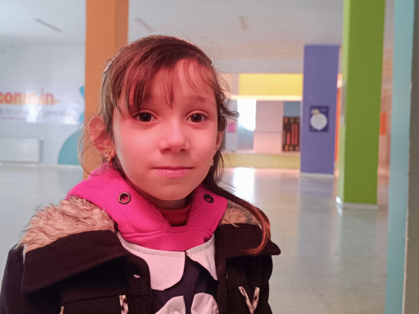Amina loves her school very much and hopes to grow up to become a famous chef in the city of Türkiye.