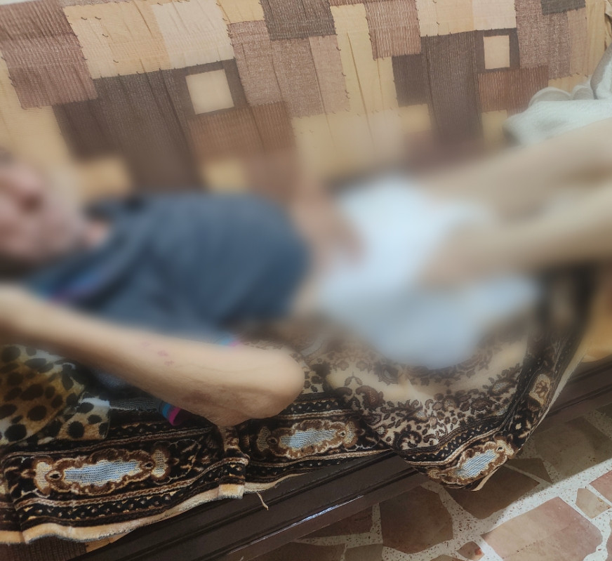 الشلل أقعد زوجها وأجبرها على العمل