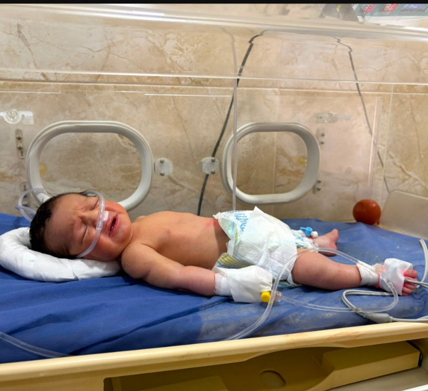 ملاك… بدأت حياتها بين أجهزة التنفس