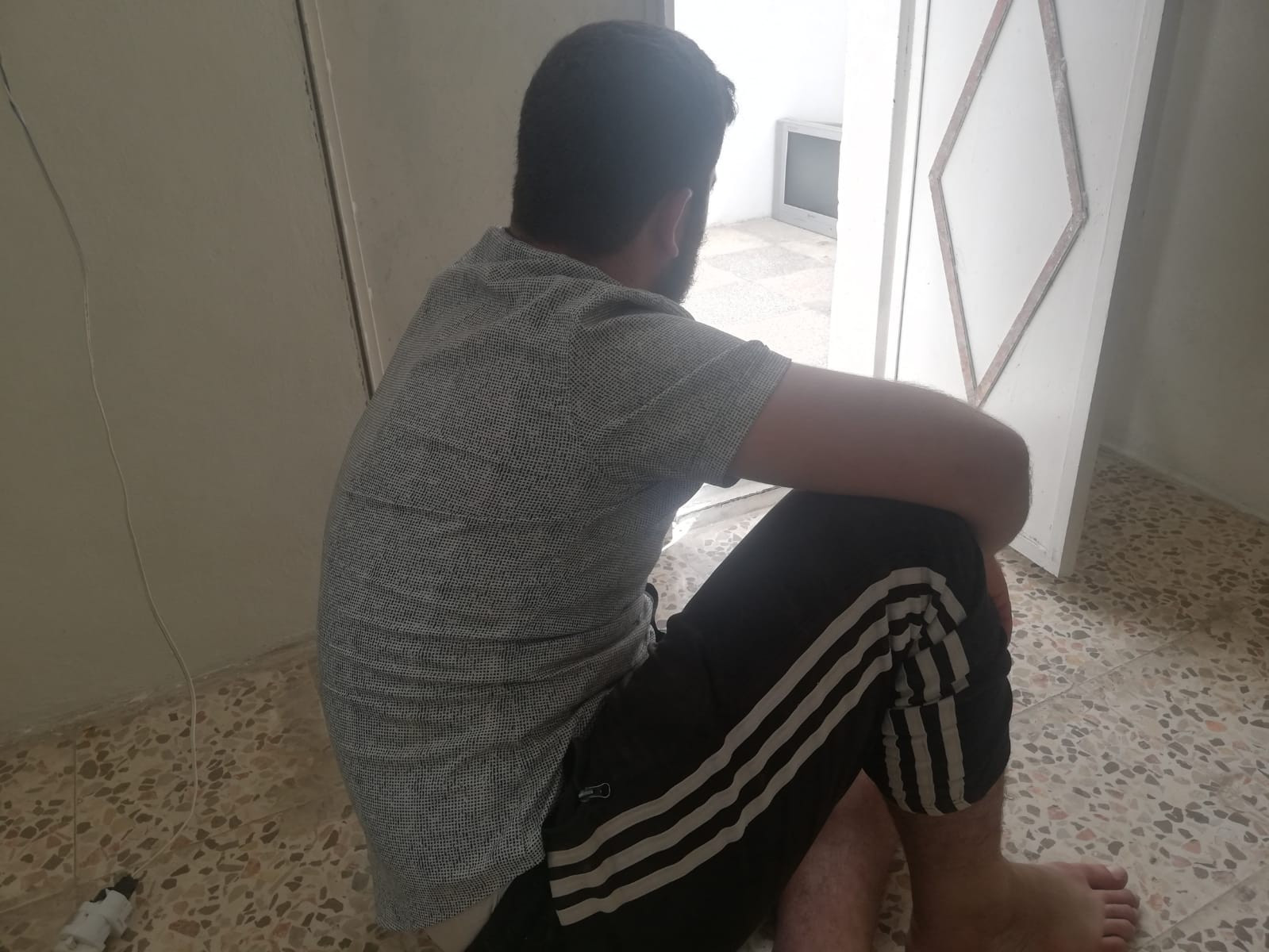 شاب مريض بحاجة للعلاج
