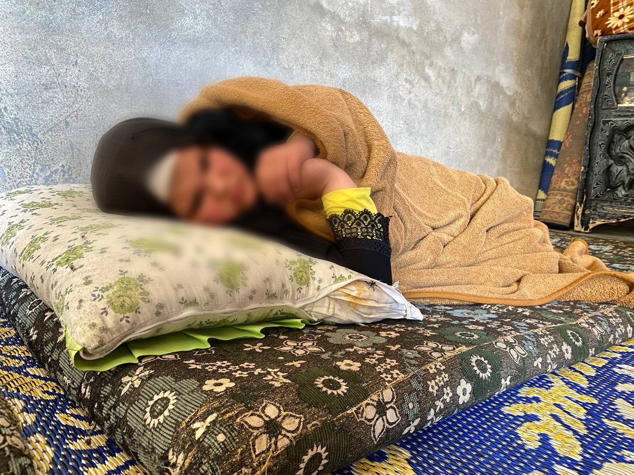 A little girl needs help