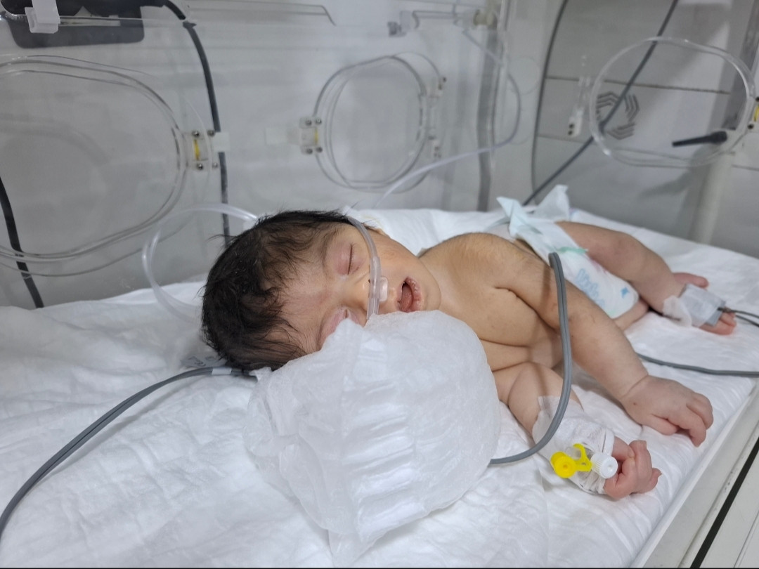 بين أجهزة العناية والألم بدأت أمينة حياتها