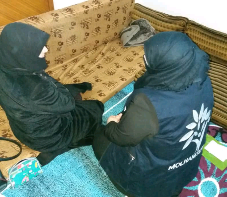 شابة تعاني من ضعف في السمع