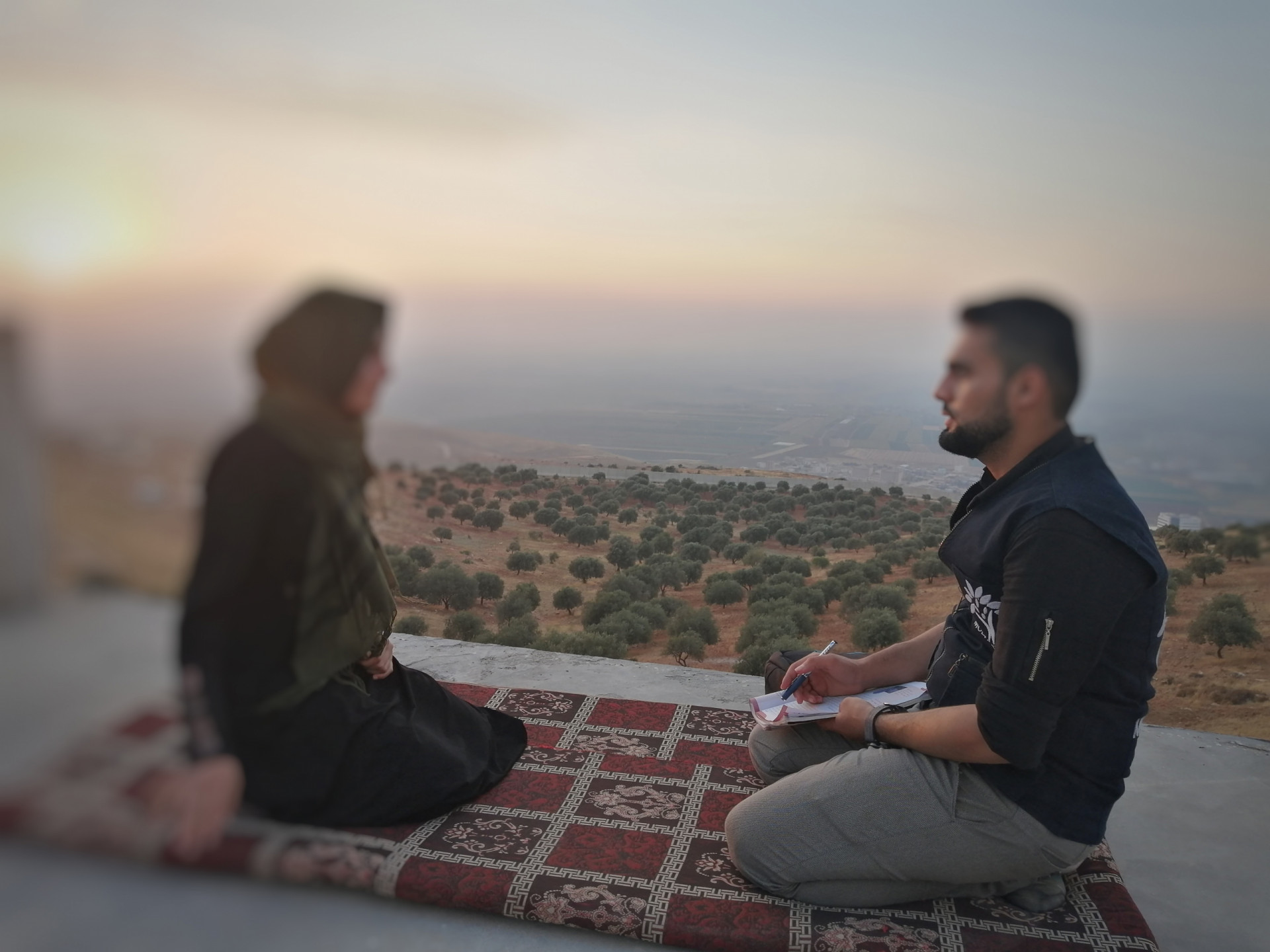 عُلا، طالبة ثالث ثانوي تبني أحلامها رغم الحرب والتهجير، وهي بحاجة لعملية زرع عدسة للعين بأسرع وقت