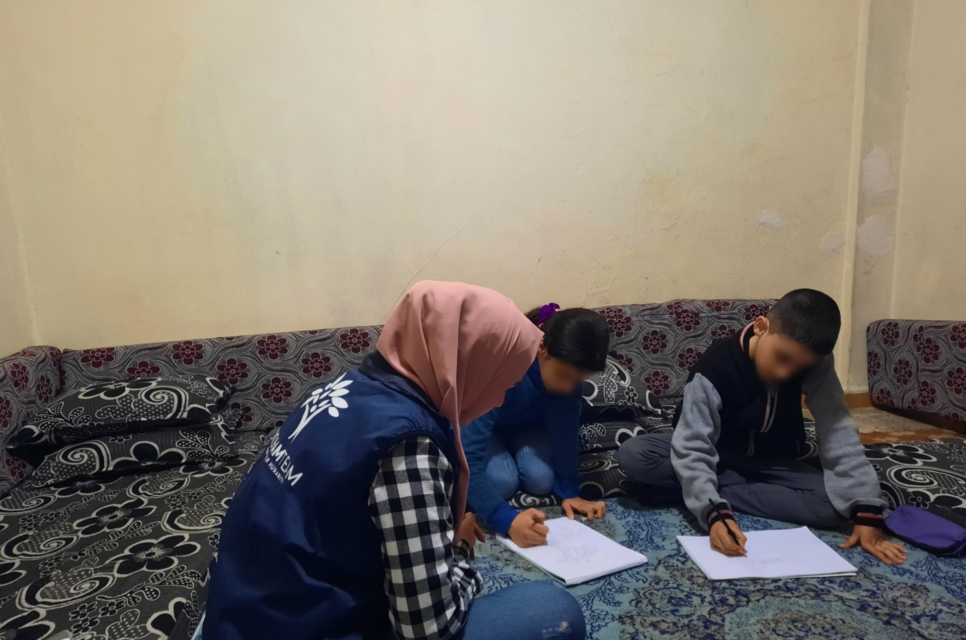 The two children live with their mother in poor living conditions, with no breadwinner or monthly income.