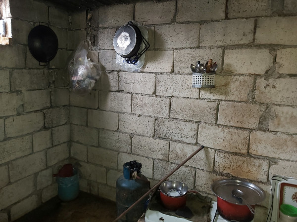 عائلة تقاوم البرد والنزوح