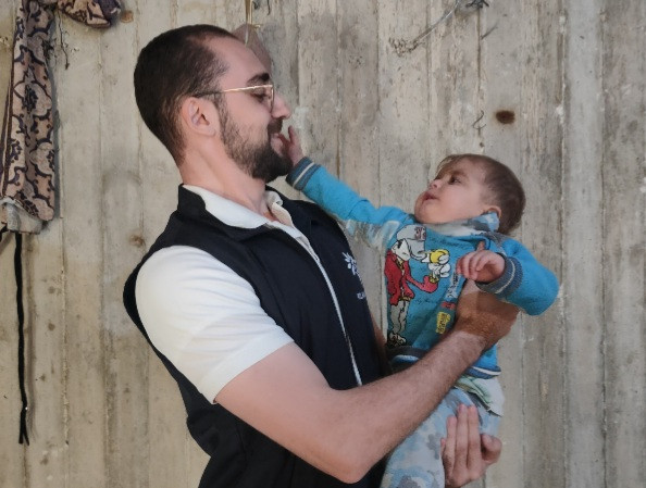 تدهور النمو يُثقل طفولته