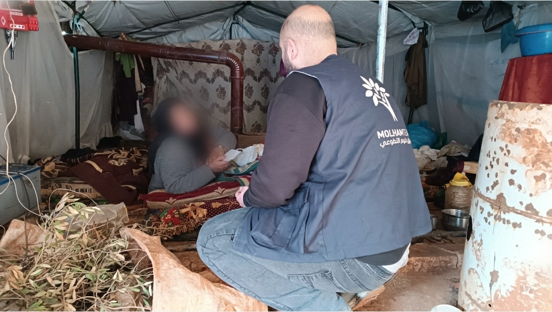 تعاني من شلل نصفي ، بلا معيل ذكر .