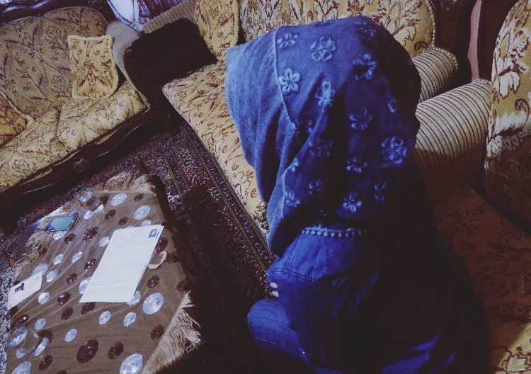 شابة أودى القصف بسمعها، ومبلغ بسيط كفيل بإرجاع لحن الحياة لها