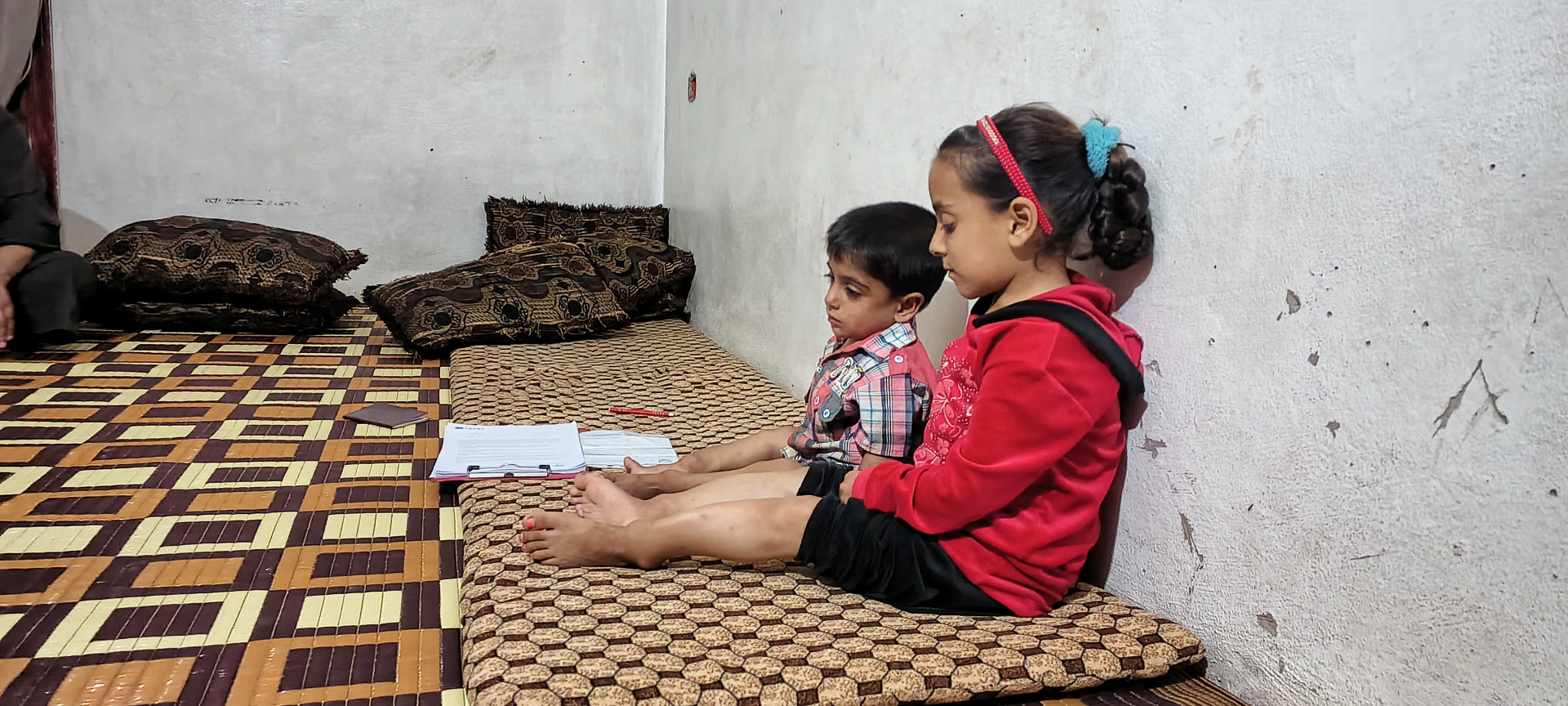 A family consisting of a sick father and his three children are in urgent need of help.