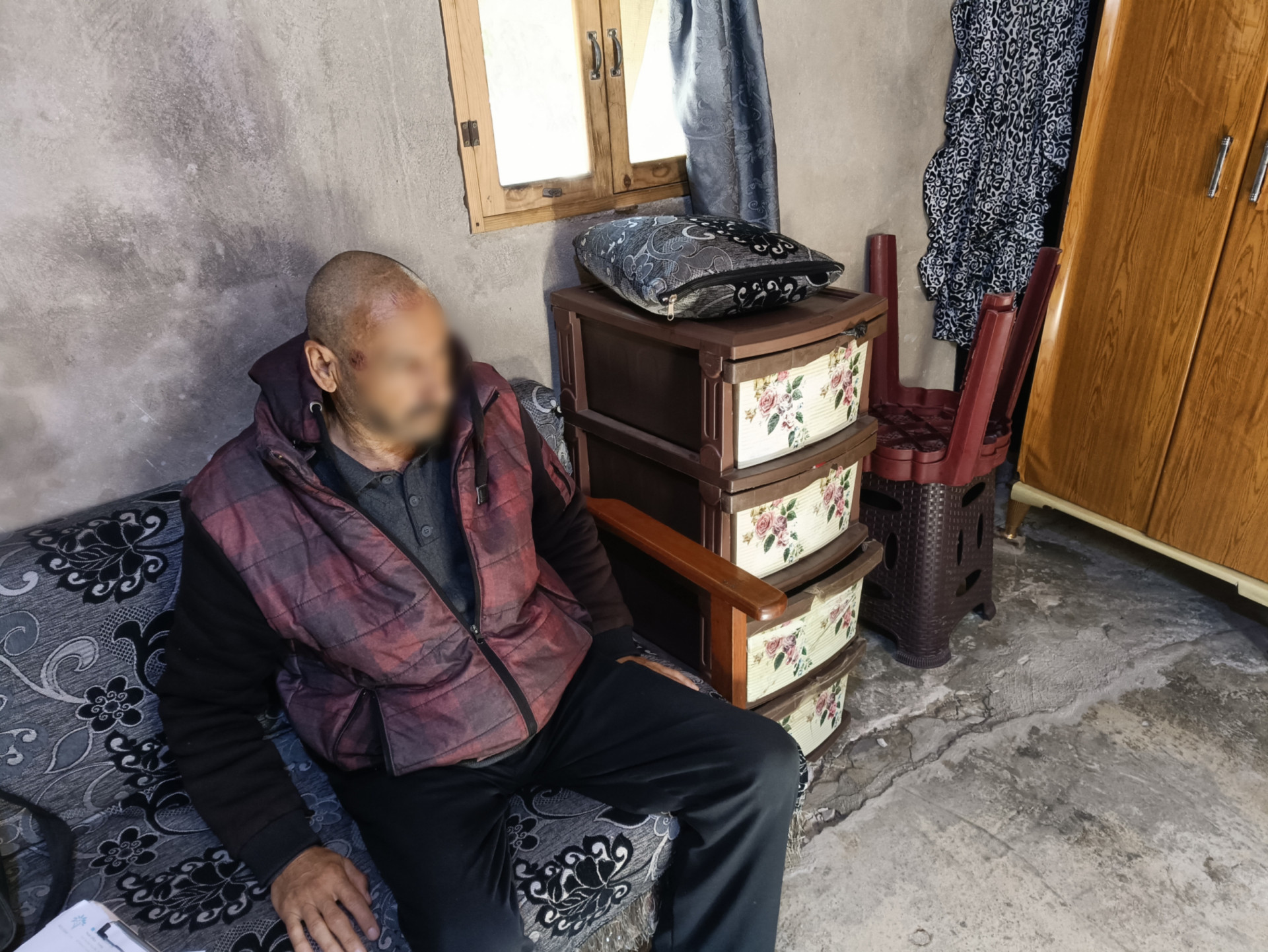 Yaseen lost his eyesight and urgently needs treatment
