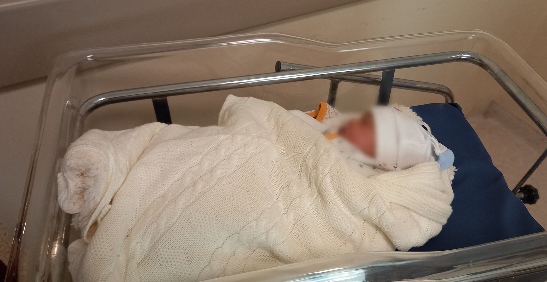 Mona gave birth in a difficult conditions and she can not afford the costs