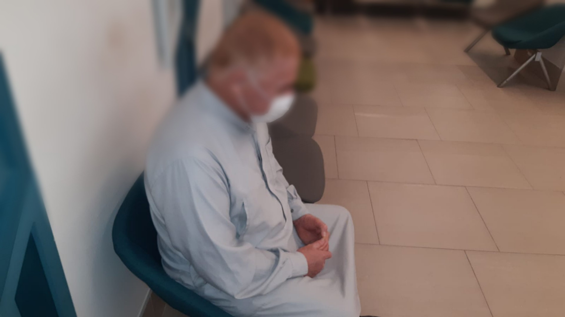 العم علي يعاني من وجود كتل سرطانية في العين والرئتين وهو بحاجة للمساعدة