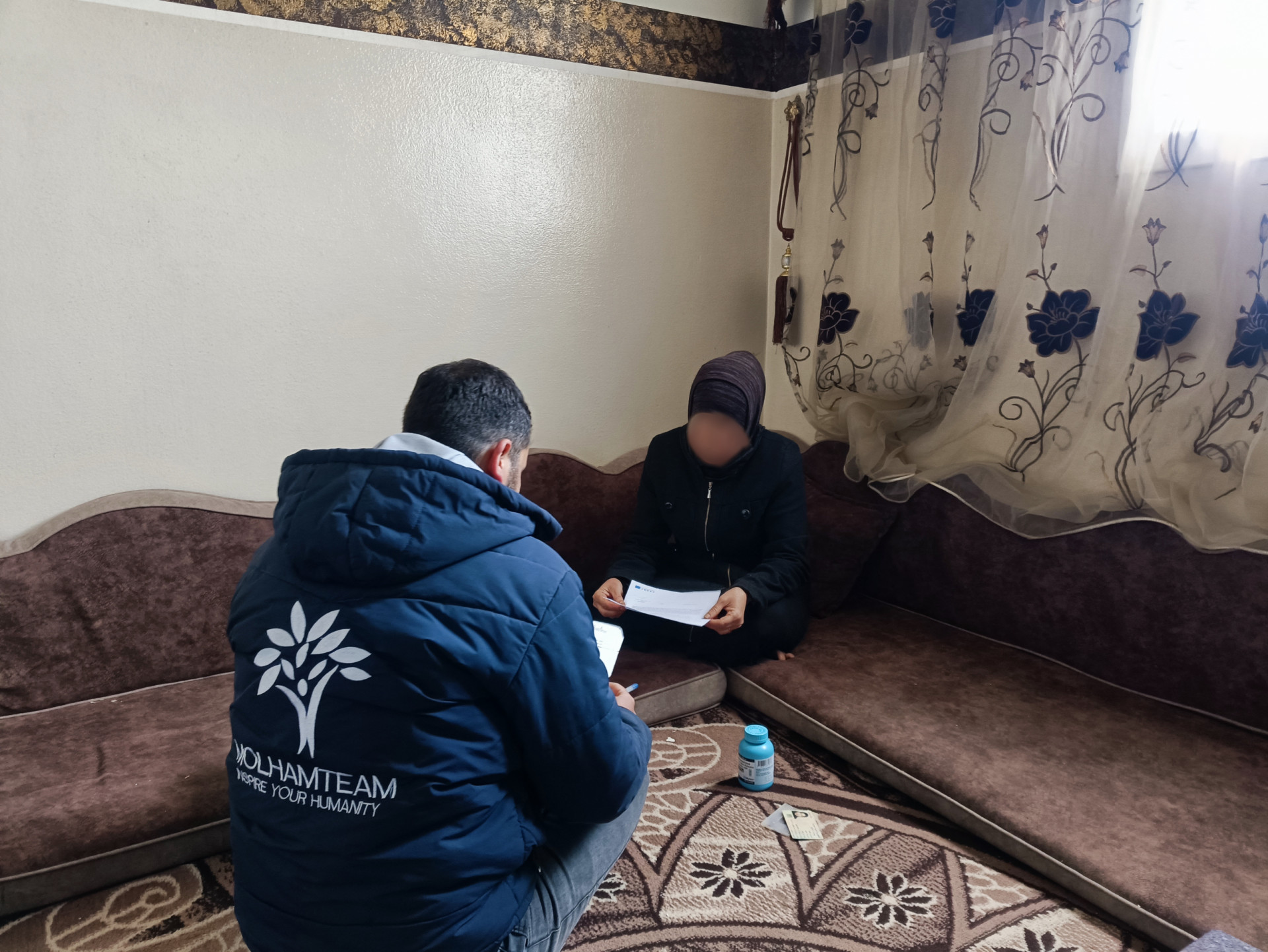 تعاني الفقر و المرض و النزوح لوحدها