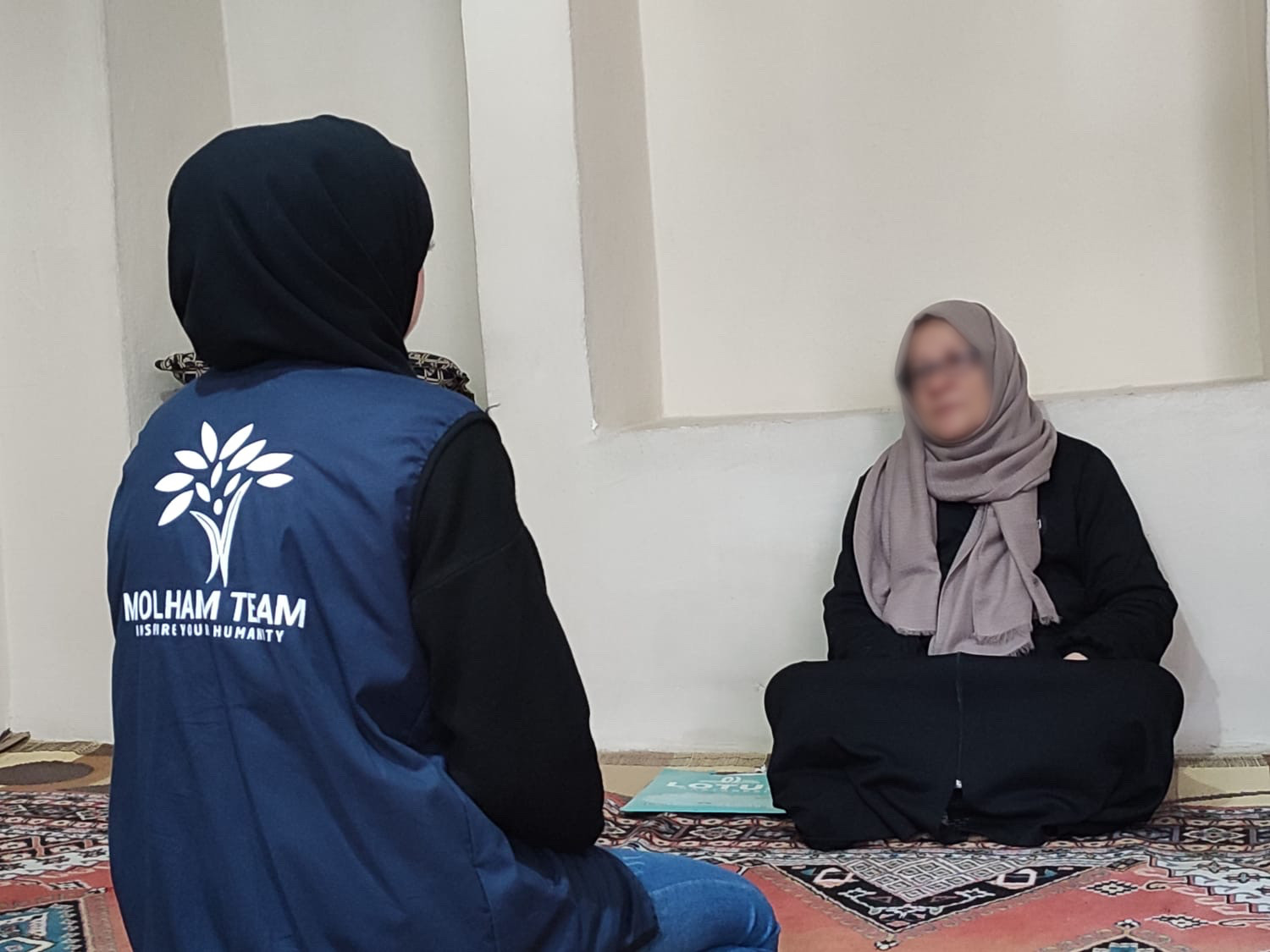 المرض يفقد الخالة هالة بصرها.