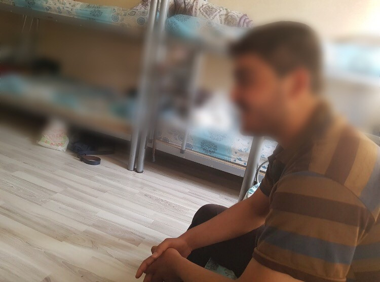 شاب يعاني من العمى بسبب تلف القرنية