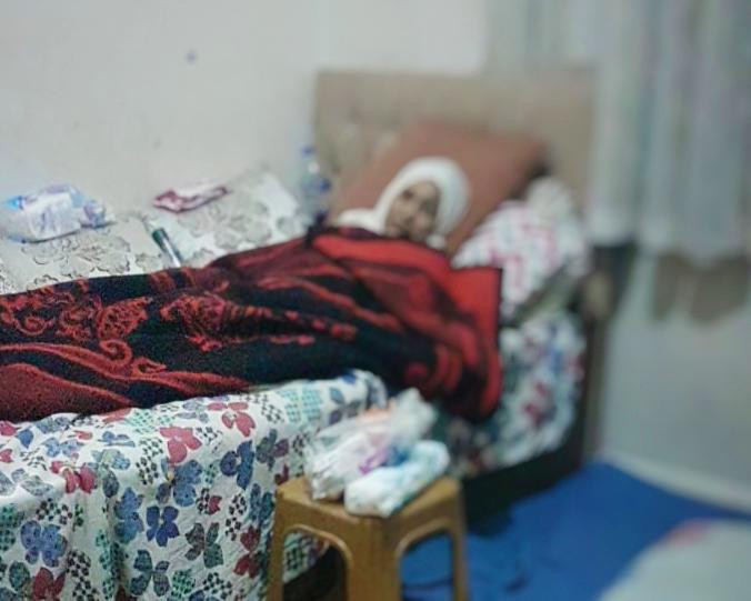 امرأة مقعدة في الفراش بحاجة عونكم