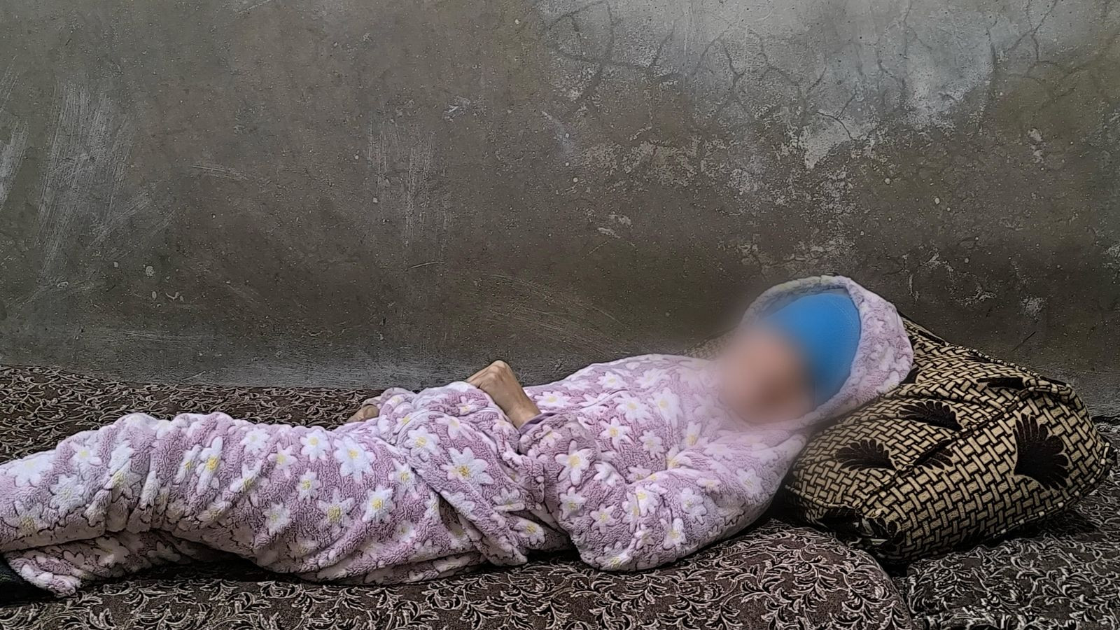 تدهور معيشي وابنة في مرض